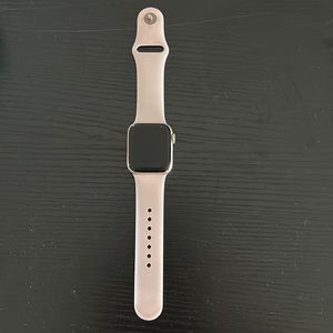 Apple Iwatch series 4. 40 mm, rose gold.
